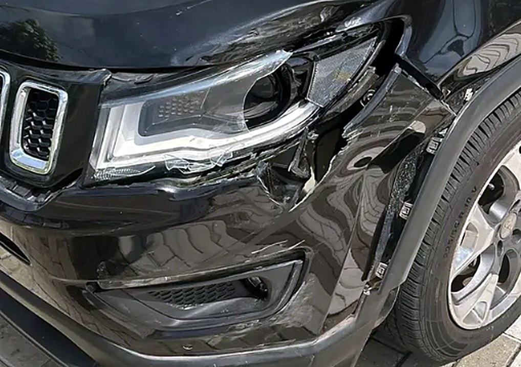 Jeep com a lateral batida antes do reparo